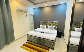 Play Hotel At Sector 18 Metro Station - Couple Friendly